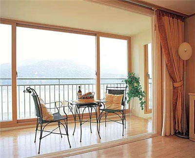 “断桥铝包阳台害人”背后的真相 隔音门窗的陷阱与选择之道